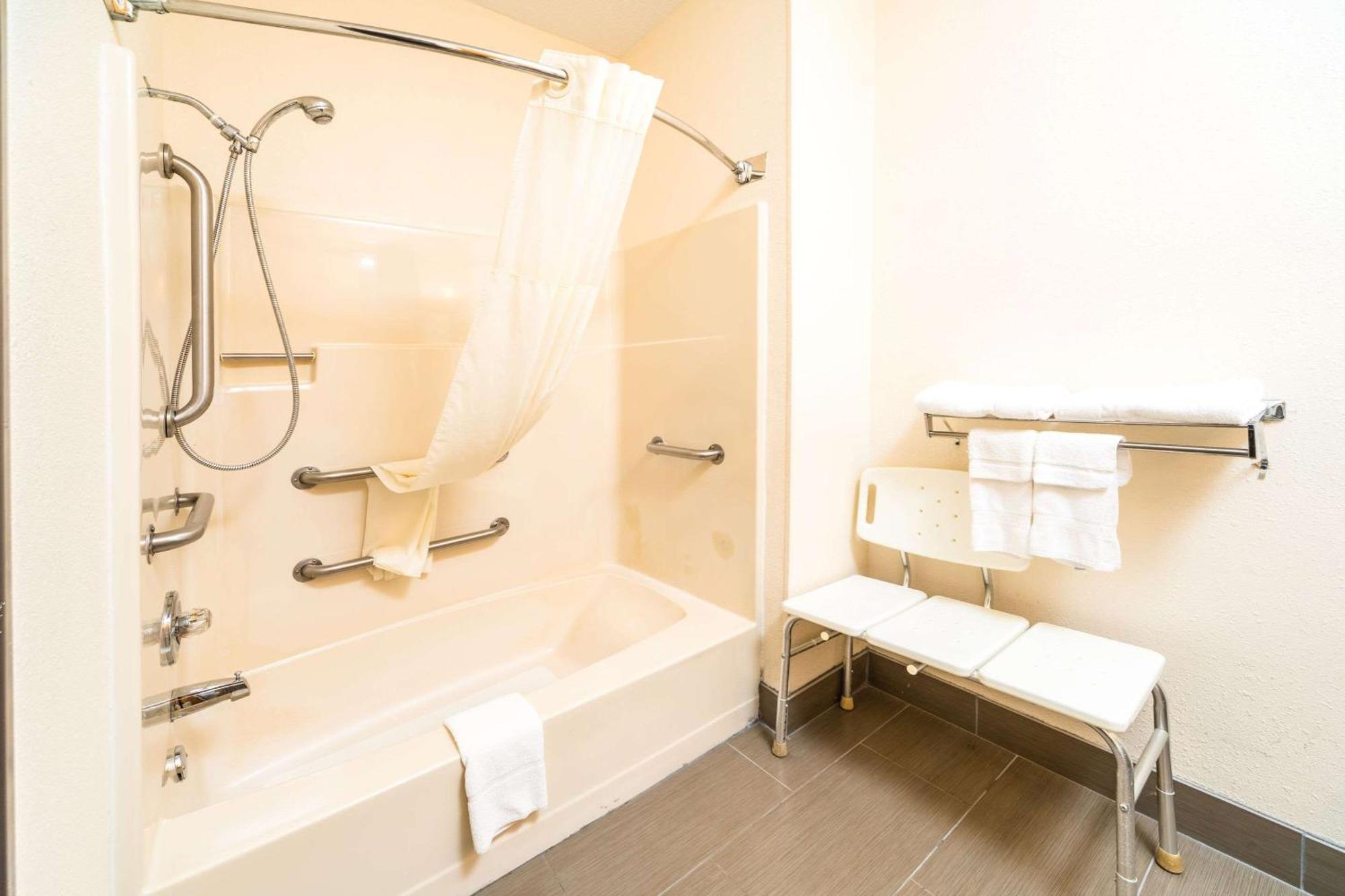 Quality Inn & Suites Данвил Екстериор снимка